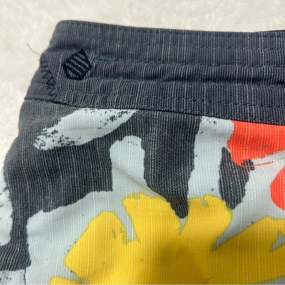 VOLCOM Stoneys Board Shorts Gray Floral Pockets Sz 34 - Picture 4 of 14